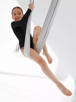 Гимнастический купальник с юбкой из сетки