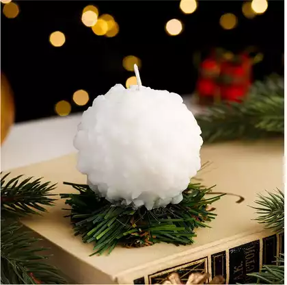 Новогодняя свеча Снежок на елке